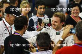 Nico Rosberg (GER) Mercedes AMG F1 celebrates his pole position with Dr. Dieter Zetsche (GER) Daimler AG CEO in parc ferme. 28.11.2015. Formula 1 World Championship, Rd 19, Abu Dhabi Grand Prix, Yas Marina Circuit, Abu Dhabi, Qualifying Day.