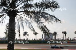 Lewis Hamilton (GBR) Mercedes AMG F1 W06. 28.11.2015. Formula 1 World Championship, Rd 19, Abu Dhabi Grand Prix, Yas Marina Circuit, Abu Dhabi, Qualifying Day.