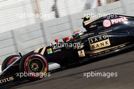 Pastor Maldonado (VEN) Lotus F1 E23. 28.11.2015. Formula 1 World Championship, Rd 19, Abu Dhabi Grand Prix, Yas Marina Circuit, Abu Dhabi, Qualifying Day.