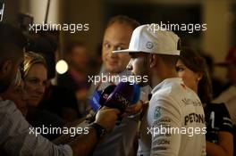 Lewis Hamilton (GBR) Mercedes AMG F1 with the media. 28.11.2015. Formula 1 World Championship, Rd 19, Abu Dhabi Grand Prix, Yas Marina Circuit, Abu Dhabi, Qualifying Day.