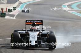 Nico Hulkenberg (GER) Sahara Force India F1 VJM08 locks up under braking. 28.11.2015. Formula 1 World Championship, Rd 19, Abu Dhabi Grand Prix, Yas Marina Circuit, Abu Dhabi, Qualifying Day.