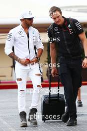 Lewis Hamilton (GBR) Mercedes AMG F1. 28.11.2015. Formula 1 World Championship, Rd 19, Abu Dhabi Grand Prix, Yas Marina Circuit, Abu Dhabi, Qualifying Day.