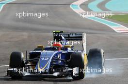 Felipe Nasr (BRA) Sauber C34 locks up under braking. 28.11.2015. Formula 1 World Championship, Rd 19, Abu Dhabi Grand Prix, Yas Marina Circuit, Abu Dhabi, Qualifying Day.