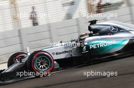 Lewis Hamilton (GBR) Mercedes AMG F1 W06. 28.11.2015. Formula 1 World Championship, Rd 19, Abu Dhabi Grand Prix, Yas Marina Circuit, Abu Dhabi, Qualifying Day.