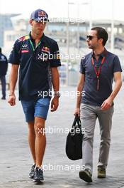 (L to R): Pierre Gasly (FRA) Red Bull Racing Test Driver with Nicolas Todt (FRA) Driver Manager. 28.11.2015. Formula 1 World Championship, Rd 19, Abu Dhabi Grand Prix, Yas Marina Circuit, Abu Dhabi, Qualifying Day.