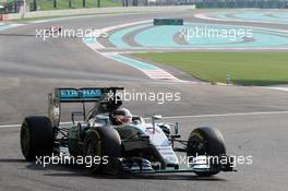 Lewis Hamilton (GBR) Mercedes AMG F1 W06. 28.11.2015. Formula 1 World Championship, Rd 19, Abu Dhabi Grand Prix, Yas Marina Circuit, Abu Dhabi, Qualifying Day.