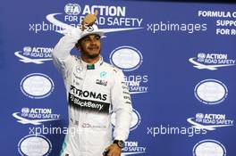 Lewis Hamilton (GBR) Mercedes AMG F1 celebrates his second position in qualifying parc ferme. 28.11.2015. Formula 1 World Championship, Rd 19, Abu Dhabi Grand Prix, Yas Marina Circuit, Abu Dhabi, Qualifying Day.