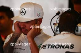 Lewis Hamilton (GBR) Mercedes AMG F1. 28.11.2015. Formula 1 World Championship, Rd 19, Abu Dhabi Grand Prix, Yas Marina Circuit, Abu Dhabi, Qualifying Day.