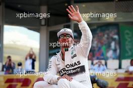 Lewis Hamilton (GBR) Mercedes AMG F1 on the drivers parade.  29.11.2015. Formula 1 World Championship, Rd 19, Abu Dhabi Grand Prix, Yas Marina Circuit, Abu Dhabi, Race Day.