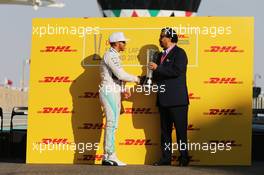 Lewis Hamilton (GBR) Mercedes AMG F1 presented with the DHL Fastest Lap award. 29.11.2015. Formula 1 World Championship, Rd 19, Abu Dhabi Grand Prix, Yas Marina Circuit, Abu Dhabi, Race Day.