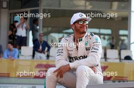 Lewis Hamilton (GBR) Mercedes AMG F1 on the drivers parade.  29.11.2015. Formula 1 World Championship, Rd 19, Abu Dhabi Grand Prix, Yas Marina Circuit, Abu Dhabi, Race Day.