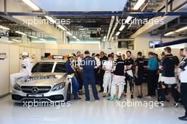 Lewis Hamilton (GBR) Mercedes AMG F1 (Left) on the drivers parade. 29.11.2015. Formula 1 World Championship, Rd 19, Abu Dhabi Grand Prix, Yas Marina Circuit, Abu Dhabi, Race Day.