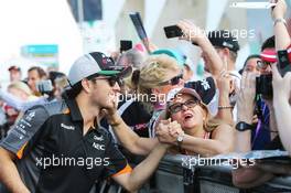 Sergio Perez (MEX) Sahara Force India F1 with fans. 29.11.2015. Formula 1 World Championship, Rd 19, Abu Dhabi Grand Prix, Yas Marina Circuit, Abu Dhabi, Race Day.