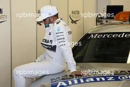 Lewis Hamilton (GBR) Mercedes AMG F1 on the drivers parade. 29.11.2015. Formula 1 World Championship, Rd 19, Abu Dhabi Grand Prix, Yas Marina Circuit, Abu Dhabi, Race Day.