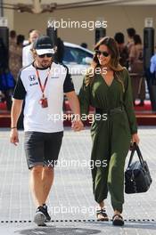Fernando Alonso (ESP) McLaren with his girlfriend Lara Alvarez (ESP). 29.11.2015. Formula 1 World Championship, Rd 19, Abu Dhabi Grand Prix, Yas Marina Circuit, Abu Dhabi, Race Day.