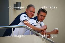 Valtteri Bottas (FIN) Williams with Antti Vierula (FIN) Personal Trainer. 26.11.2015. Formula 1 World Championship, Rd 19, Abu Dhabi Grand Prix, Yas Marina Circuit, Abu Dhabi, Preparation Day.