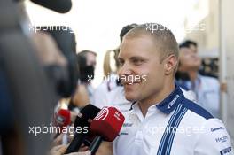 Valtteri Bottas (FIN) Williams with the media. 26.11.2015. Formula 1 World Championship, Rd 19, Abu Dhabi Grand Prix, Yas Marina Circuit, Abu Dhabi, Preparation Day.