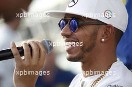 Lewis Hamilton (GBR) Mercedes AMG F1 with the fans. 26.11.2015. Formula 1 World Championship, Rd 19, Abu Dhabi Grand Prix, Yas Marina Circuit, Abu Dhabi, Preparation Day.