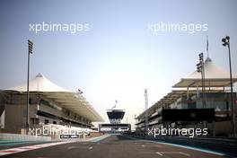 Track atmosphere 26.11.2015. Formula 1 World Championship, Rd 19, Abu Dhabi Grand Prix, Yas Marina Circuit, Abu Dhabi, Preparation Day.