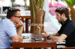 Romain Grosjean (FRA) Lotus F1 Team with Jonathan Noble (GBR) Motorsport.com Journalist. 26.11.2015. Formula 1 World Championship, Rd 19, Abu Dhabi Grand Prix, Yas Marina Circuit, Abu Dhabi, Preparation Day.