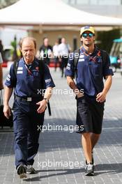 Felipe Nasr (BRA) Sauber F1 Team with Joseph Lieberer (SUI) Sauber Physio. 26.11.2015. Formula 1 World Championship, Rd 19, Abu Dhabi Grand Prix, Yas Marina Circuit, Abu Dhabi, Preparation Day.