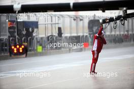 A Ferrari mechanic in the pits during a thunderstorm that cancelled FP2. 23.10.2015. Formula 1 World Championship, Rd 16, United States Grand Prix, Austin, Texas, USA, Practice Day.