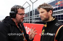 (L to R): Julien Simon-Chautemps (FRA) Lotus F1 Team Race Engineer with Romain Grosjean (FRA) Lotus F1 Team on the grid. 25.10.2015. Formula 1 World Championship, Rd 16, United States Grand Prix, Austin, Texas, USA, Race Day.