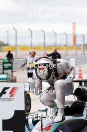 Race winner and World Champion Lewis Hamilton (GBR) Mercedes AMG F1 W06 celebrates in parc ferme. 25.10.2015. Formula 1 World Championship, Rd 16, United States Grand Prix, Austin, Texas, USA, Race Day.