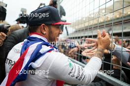 Race winner and World Champion Lewis Hamilton (GBR) Mercedes AMG F1 celebrates with the fans. 25.10.2015. Formula 1 World Championship, Rd 16, United States Grand Prix, Austin, Texas, USA, Race Day.