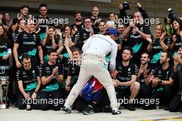 Race winner and World Champion Lewis Hamilton (GBR) Mercedes AMG F1 celebrates with the team. 25.10.2015. Formula 1 World Championship, Rd 16, United States Grand Prix, Austin, Texas, USA, Race Day.