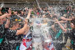 Race winner and World Champion Lewis Hamilton (GBR) Mercedes AMG F1 celebrates with the team. 25.10.2015. Formula 1 World Championship, Rd 16, United States Grand Prix, Austin, Texas, USA, Race Day.