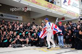 Race winner and World Champion Lewis Hamilton (GBR) Mercedes AMG F1 cewl with the team. 25.10.2015. Formula 1 World Championship, Rd 16, United States Grand Prix, Austin, Texas, USA, Race Day.