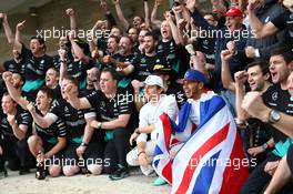 1st place Lewis Hamilton (GBR) Mercedes AMG F1 celebrates with the team and Nico Rosberg (GER) Mercedes AMG F1 W06. 25.10.2015. Formula 1 World Championship, Rd 16, United States Grand Prix, Austin, Texas, USA, Race Day.