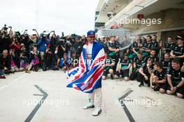 Race winner and World Champion Lewis Hamilton (GBR) Mercedes AMG F1 celebrates with the team. 25.10.2015. Formula 1 World Championship, Rd 16, United States Grand Prix, Austin, Texas, USA, Race Day.