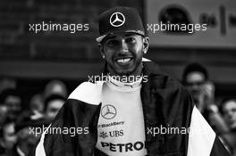 Race winner and World Champion Lewis Hamilton (GBR) Mercedes AMG F1 celebrates with the team. 25.10.2015. Formula 1 World Championship, Rd 16, United States Grand Prix, Austin, Texas, USA, Race Day.