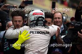 Race winner and World Champion Lewis Hamilton (GBR) Mercedes AMG F1 celebrates in parc ferme with the team. 25.10.2015. Formula 1 World Championship, Rd 16, United States Grand Prix, Austin, Texas, USA, Race Day.