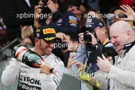 Race winner and World Champion Lewis Hamilton (GBR) Mercedes AMG F1 celebrates on the podium. 25.10.2015. Formula 1 World Championship, Rd 16, United States Grand Prix, Austin, Texas, USA, Race Day.