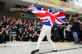 Race winner and World Champion Lewis Hamilton (GBR) Mercedes AMG F1 cewl with the team. 25.10.2015. Formula 1 World Championship, Rd 16, United States Grand Prix, Austin, Texas, USA, Race Day.