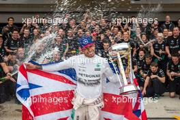 Race winner and World Champion Lewis Hamilton (GBR) Mercedes AMG F1 celebrates with the team. 25.10.2015. Formula 1 World Championship, Rd 16, United States Grand Prix, Austin, Texas, USA, Race Day.