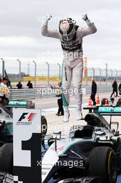 Race winner and World Champion Lewis Hamilton (GBR) Mercedes AMG F1 W06 celebrates in parc ferme. 25.10.2015. Formula 1 World Championship, Rd 16, United States Grand Prix, Austin, Texas, USA, Race Day.