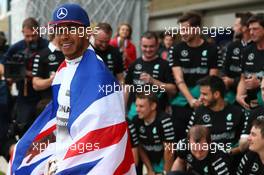 1st place Lewis Hamilton (GBR) Mercedes AMG F1 celebrates with the team. 25.10.2015. Formula 1 World Championship, Rd 16, United States Grand Prix, Austin, Texas, USA, Race Day.