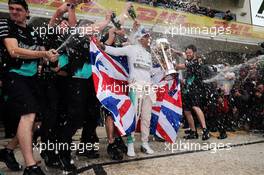 Race winner and World Champion Lewis Hamilton (GBR) Mercedes AMG F1 cewl with the team. 25.10.2015. Formula 1 World Championship, Rd 16, United States Grand Prix, Austin, Texas, USA, Race Day.