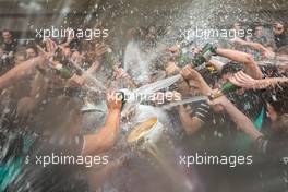 Race winner and World Champion Lewis Hamilton (GBR) Mercedes AMG F1 celebrates with the team. 25.10.2015. Formula 1 World Championship, Rd 16, United States Grand Prix, Austin, Texas, USA, Race Day.