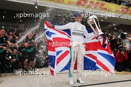 Race winner and World Champion Lewis Hamilton (GBR) Mercedes AMG F1 celebrates with the team. 25.10.2015. Formula 1 World Championship, Rd 16, United States Grand Prix, Austin, Texas, USA, Race Day.