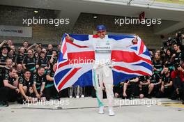 Race winner and World Champion Lewis Hamilton (GBR) Mercedes AMG F1 cewl with the team. 25.10.2015. Formula 1 World Championship, Rd 16, United States Grand Prix, Austin, Texas, USA, Race Day.