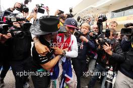 Lewis Hamilton (GBR) Mercedes AMG F1 celebrates his World Championship with the team. 25.10.2015. Formula 1 World Championship, Rd 16, United States Grand Prix, Austin, Texas, USA, Race Day.