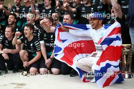 1st place Lewis Hamilton (GBR) Mercedes AMG F1 celebrates with the team. 25.10.2015. Formula 1 World Championship, Rd 16, United States Grand Prix, Austin, Texas, USA, Race Day.