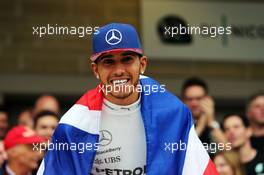 Race winner and World Champion Lewis Hamilton (GBR) Mercedes AMG F1 celebrates with the team. 25.10.2015. Formula 1 World Championship, Rd 16, United States Grand Prix, Austin, Texas, USA, Race Day.