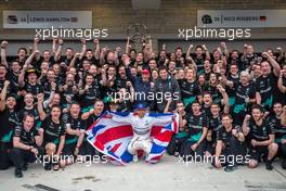 Race winner and World Champion Lewis Hamilton (GBR) Mercedes AMG F1 celebrates with the team. 25.10.2015. Formula 1 World Championship, Rd 16, United States Grand Prix, Austin, Texas, USA, Race Day.