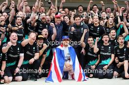 Race winner and World Champion Lewis Hamilton (GBR) Mercedes AMG F1 celebrates with the team. 25.10.2015. Formula 1 World Championship, Rd 16, United States Grand Prix, Austin, Texas, USA, Race Day.